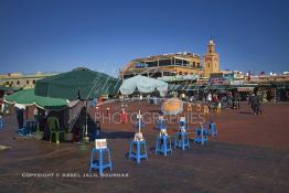 Image du Maroc Professionnelle de  Plusieurs chaises coiffées d'un catalogue traine au milieu de la mythique place Jemaa Al Fana, les places sont ainsi réservées par des Nakachattes (femme spécialiste du tatouage au henné) qui proposent plusieurs dessins aux visiteurs marocains et touristes contre un billet, Dimanche 8 Décembre 2019. (Photo / Abdeljalil Bounhar) 